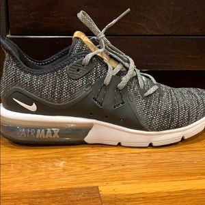 Women’s Nike air max sequent size 9